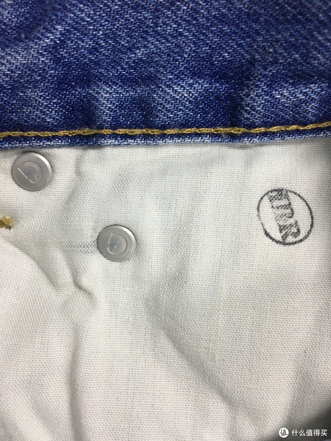 纽扣背面有品牌LOGO，IRR印章表面商品为Factory Seconds产品