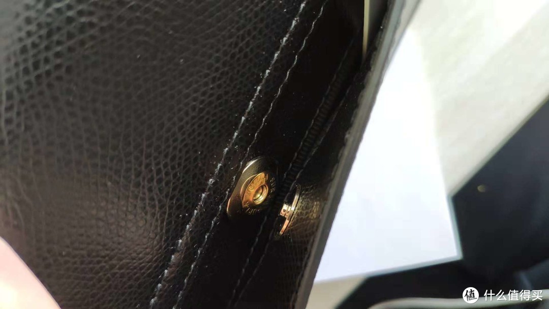 包包的背面是磁铁扣的口袋，很薄，只能塞公交卡了