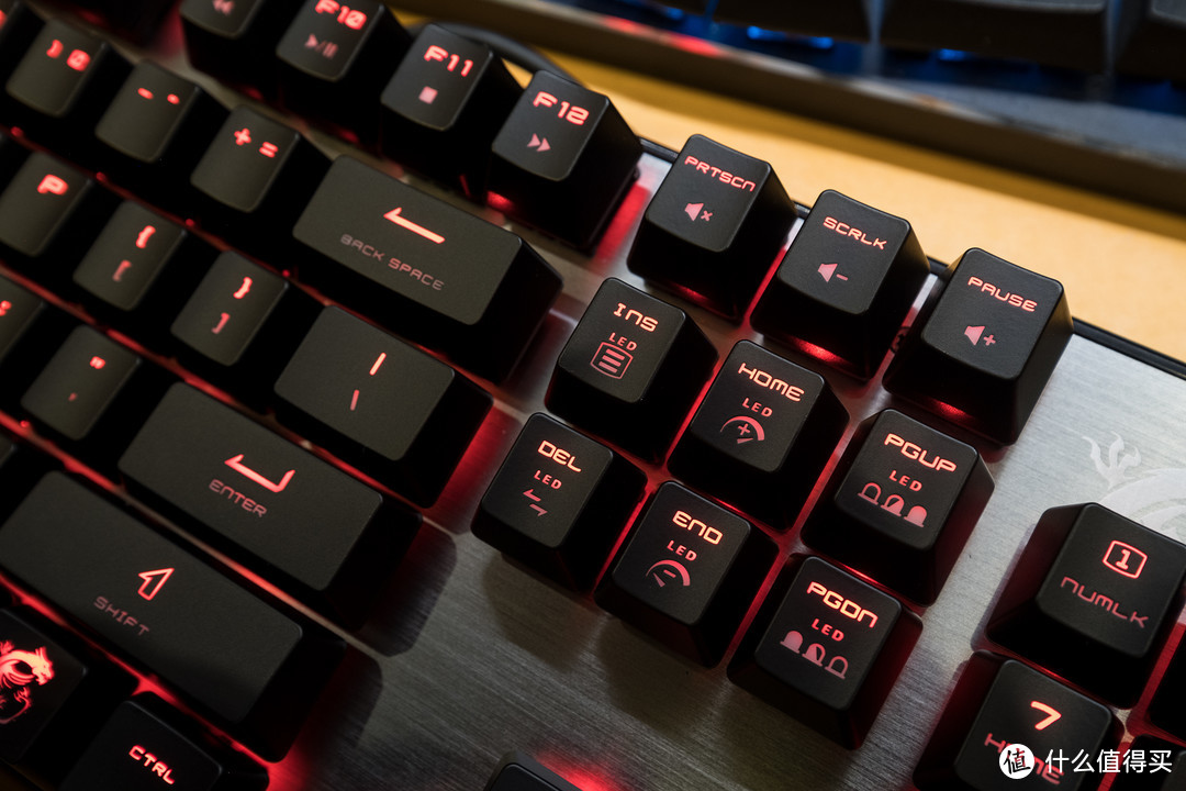 樱桃红轴、金属帽、104键、防鬼键，微星Vigor GK60电竞机械键盘