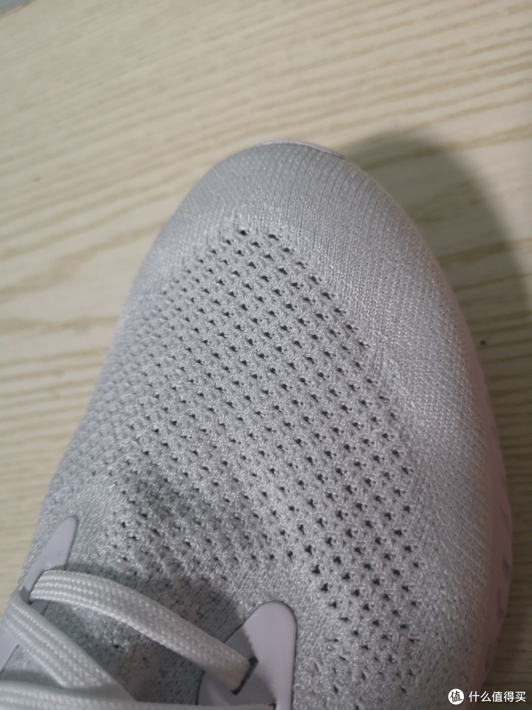 鞋面Flyknit一体针织，针织鞋面的一个特点就是针对不同位置可以有不同的织法，在脚面位置用大网眼保证散热性和伸展性，而靠外侧则是致密织法，用来保证运动中的稳定性和耐磨性，可以看出nike不仅有营销，还有细节哦~