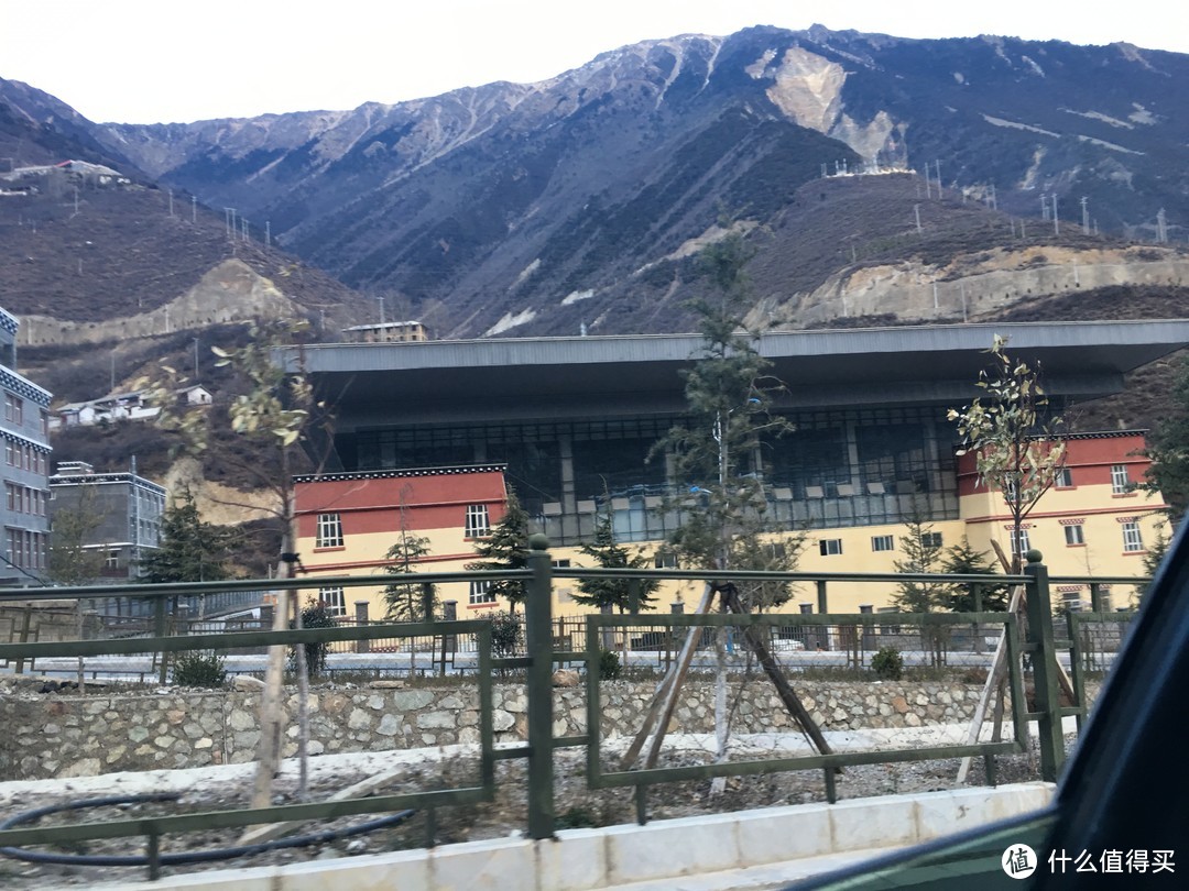 到达德钦县城，夹在一个山沟沟里面，距离梅里雪山还有一个小时车程