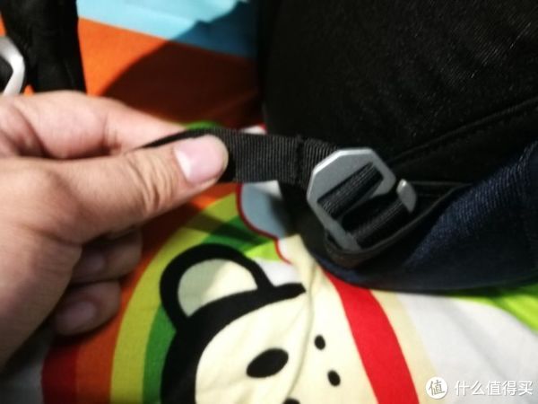 左下角一个快拆扣