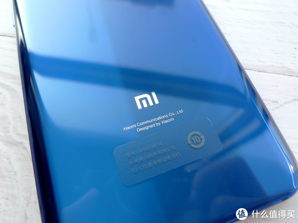 底部“mi”logo特写