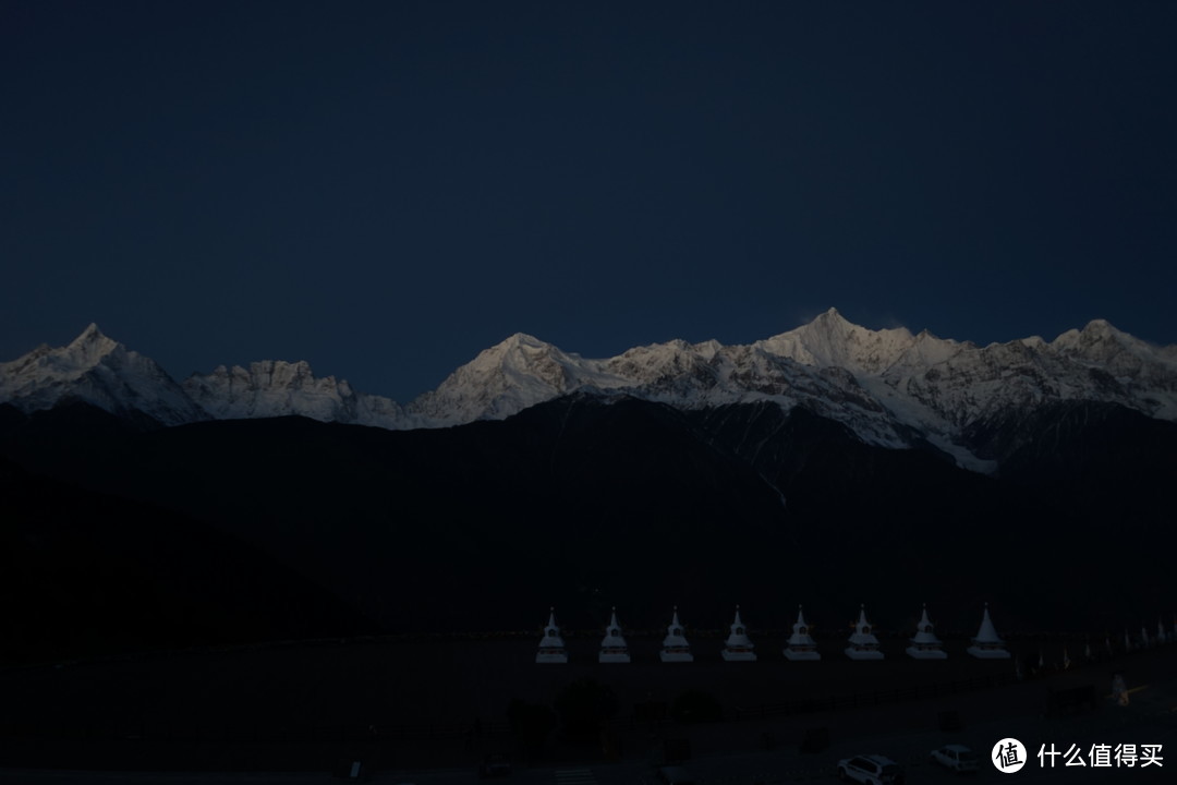 天还没亮就已经有人开车到飞来寺咯