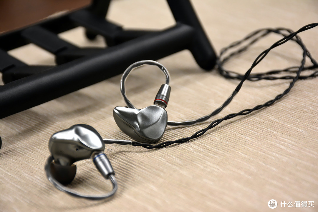 七彩虹推出首款圈铁耳机：全金属+双针换线设计，音质如何？