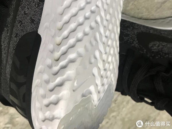 鞋底近照：有点发黄的是什么？