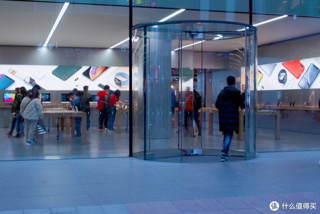 中街大悦城Apple直营店入口旋转门