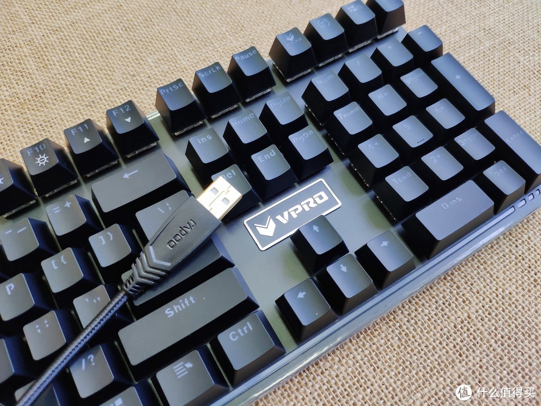 雷柏(RAPOO) V720 机械键盘供电模式是标准的USB口供电，黄灿灿的USB口貌似镀金的？长度1.8m，足够台式机在电脑桌附近使用，更不用说笔记本了。在靠近USB口处带有抗干扰磁环，可以有效保障键盘使用中的信号稳定。