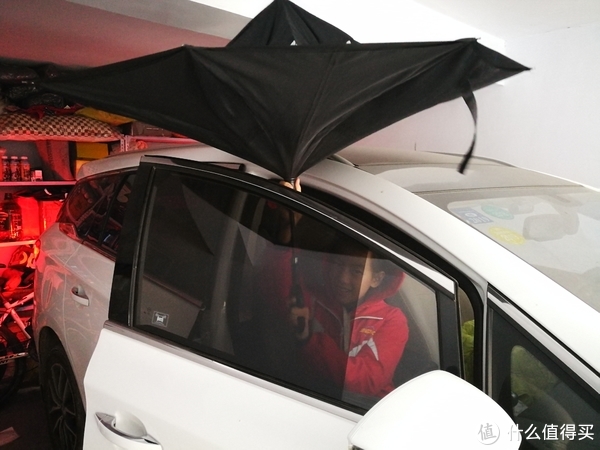 伞打开时人还在车里，被雨淋的可能性或者面积能尽可能的小