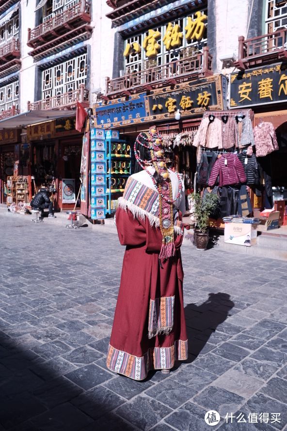 盛装的美女，然而人家来拍艺术照的，并非藏族少女。