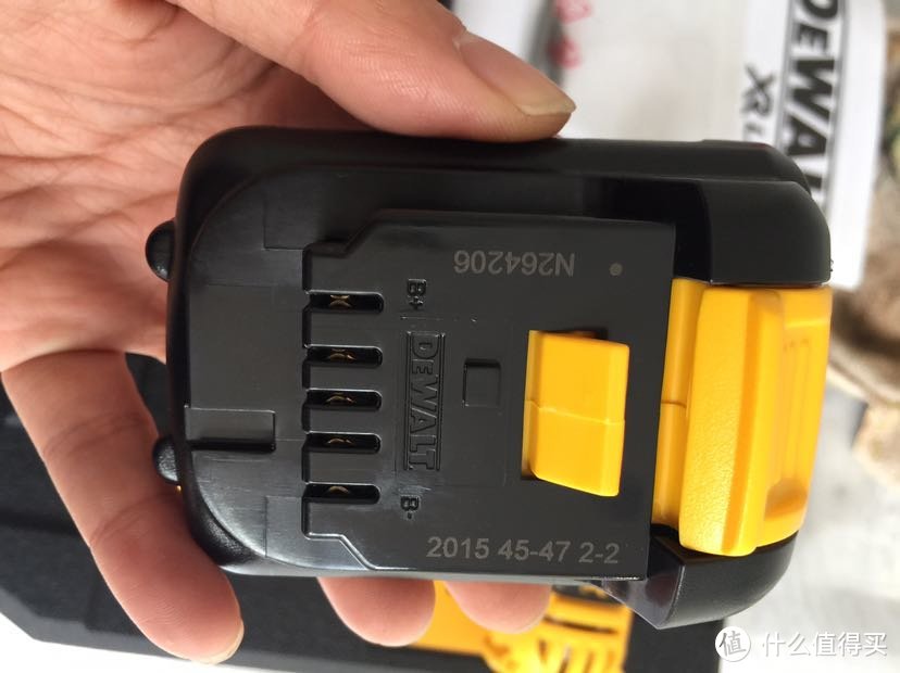 电池正面，卡扣连接推进电钻下面就可以，竟然是2015年生产的，不知道三年对电池的影响有没有？
