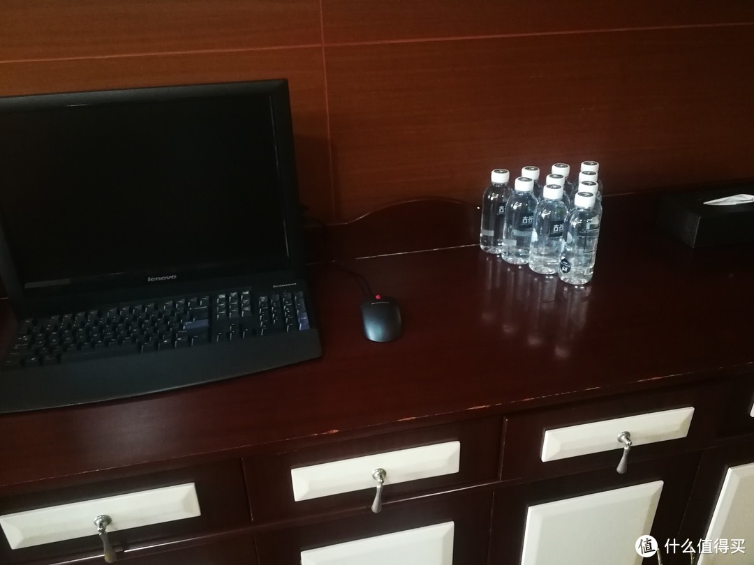 桌子上的电脑和饮用水