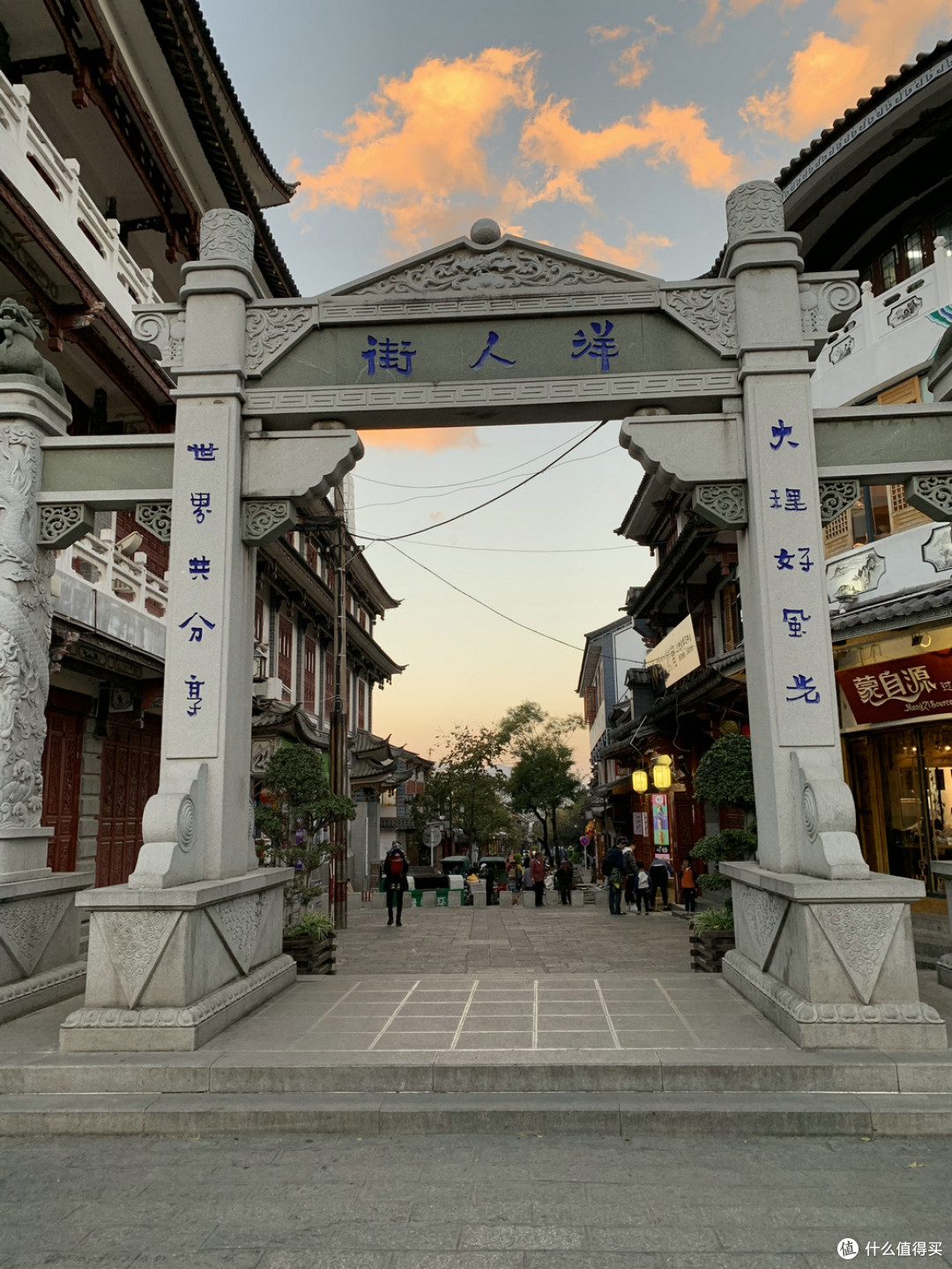 说句实话,在大巴车上时我还以为大理古城在大理市区之中,并且微信和