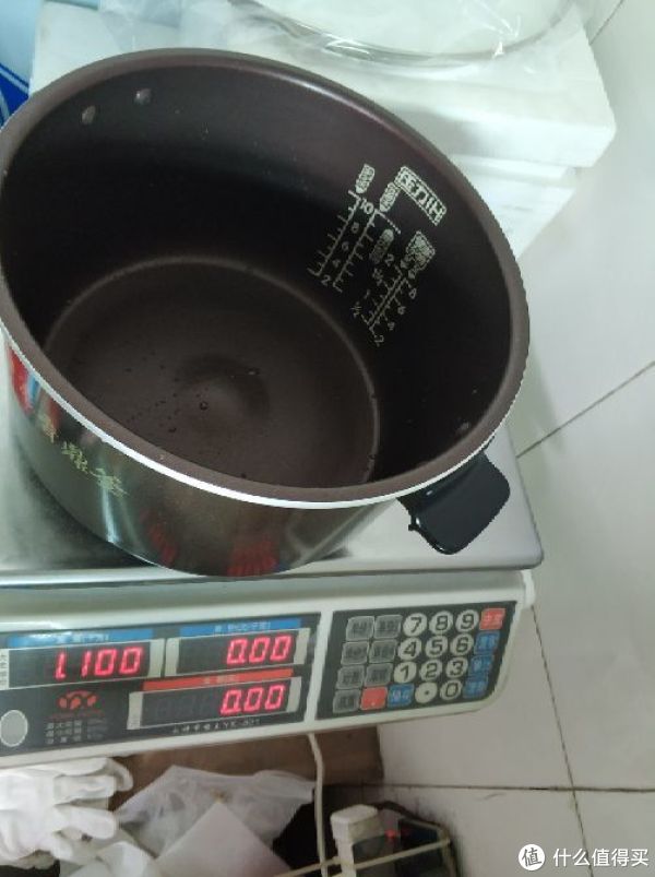 这个是九阳的，五升的内胆才1.1公斤。但是涂层用了差不多半年了，内胆也没有那么多的划痕，不过洗完一般要抹布擦干。