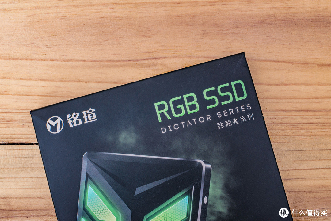 RGB性能加50%，铭瑄独裁者F7 RGB SSD玄学测试