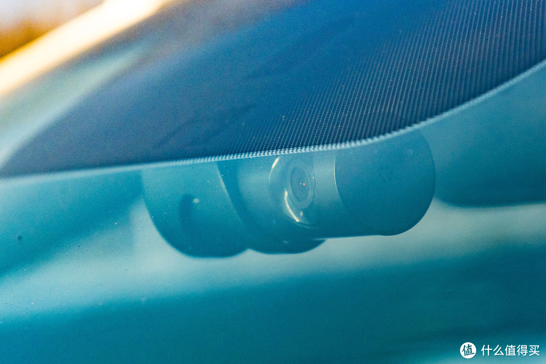 轿车没必要用那些挡视线的后视镜行车记录仪，小巧款拍摄更清晰