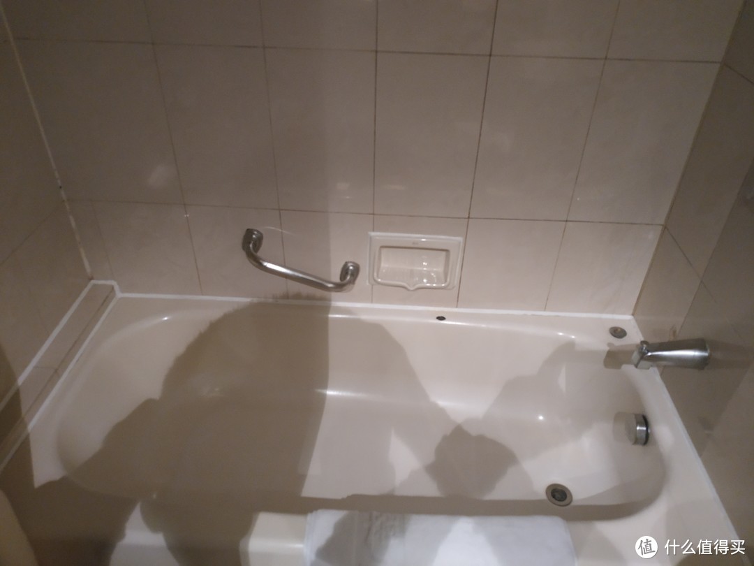 浴缸右上的花洒和右下的水龙头都不是手持的，给儿子冲澡有点不方便。