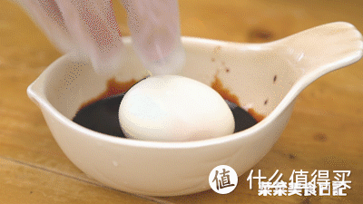 水煮蛋早吃腻了，鸡蛋这样煮才叫真的香！