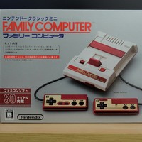 任天堂 ?Classic Mini Family Computer 迷你FC红白机 复刻版游戏主机外观展示(HDMI线|主机|手柄|麦克风)