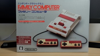 任天堂 ?Classic Mini Family Computer 迷你FC红白机 复刻版游戏主机外观展示(HDMI线|主机|手柄|麦克风)