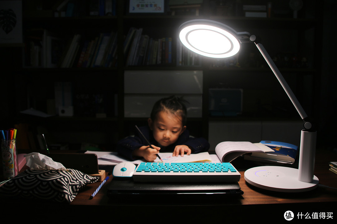 孩视宝智能双效护眼台灯体验：陪伴孩子健康阅读学习