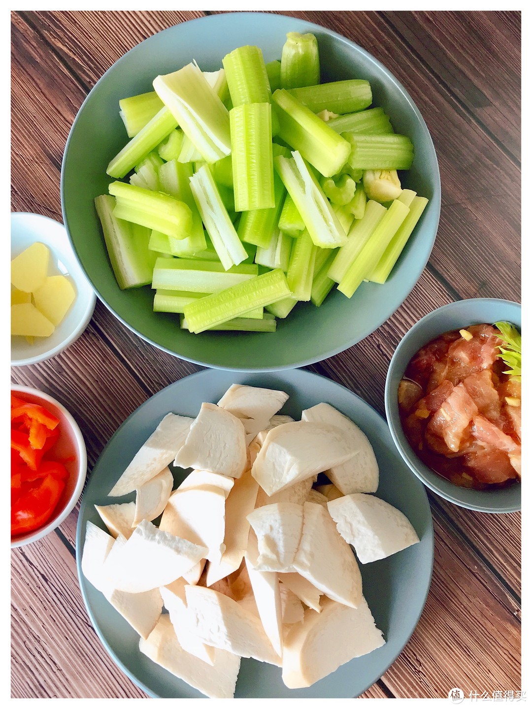 杏鲍菇的鲜遇上芹菜的香，不爱吃芹菜的你也忍不住多吃一碗饭