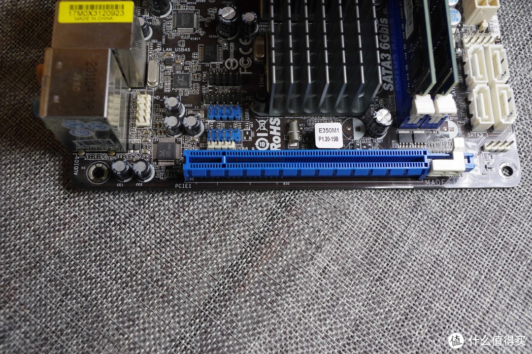 本身集成的是集成 AMD Radeon HD 6310 显卡,还带一条1 x PCI Express 2.0 x16 ，虽然是二代的，但是比一众x1还是要快的吧。