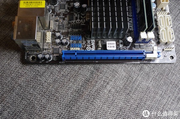 本身集成的是集成 AMD Radeon HD 6310 显卡,还带一条1 x PCI Express 2.0 x16 ，虽然是二代的，但是比一众x1还是要快的吧。