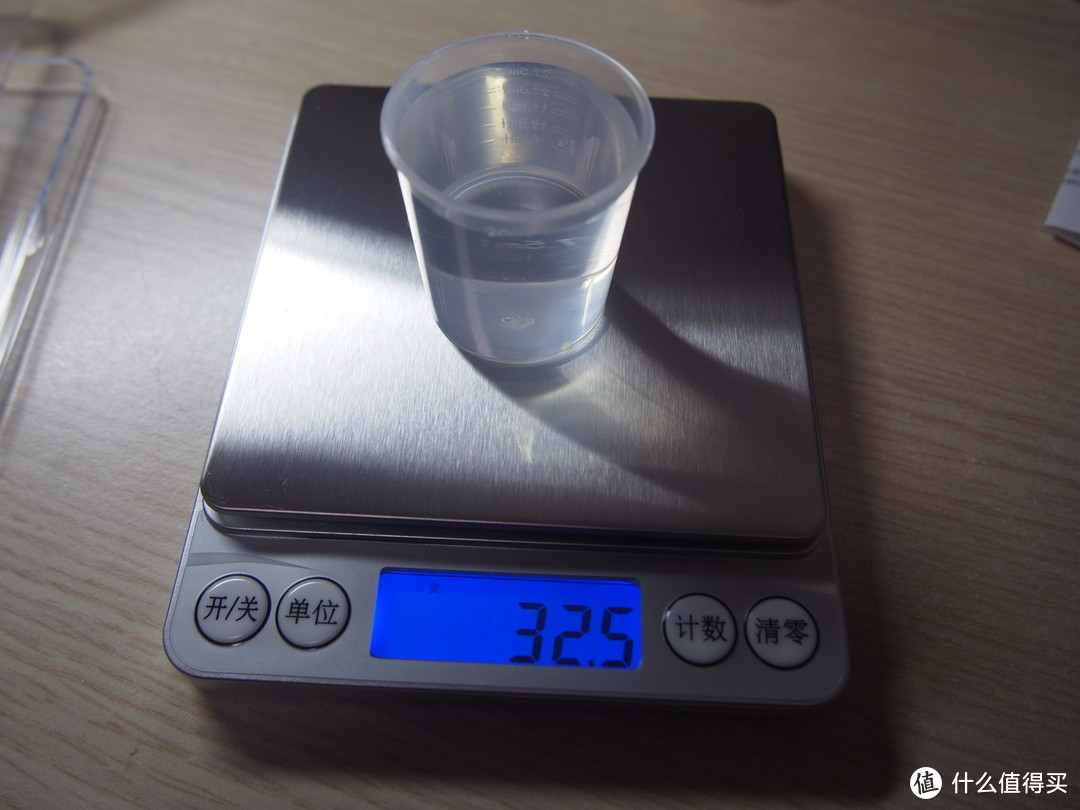 小量杯3克，倒入30ml水后32.5克，主要误差应该出在水位的刻度上。