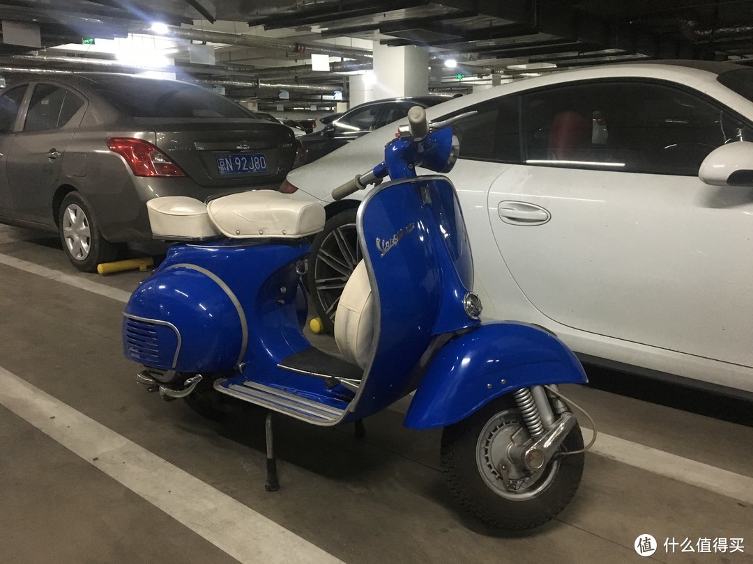 ×这台是朋友收了一台两冲程的60年代的VESPA，目前运转良好，声音非常性感。后面会插一个视频，各位可以听听，放在自己保时捷旁边也不会被人盯上。不过，没手续。