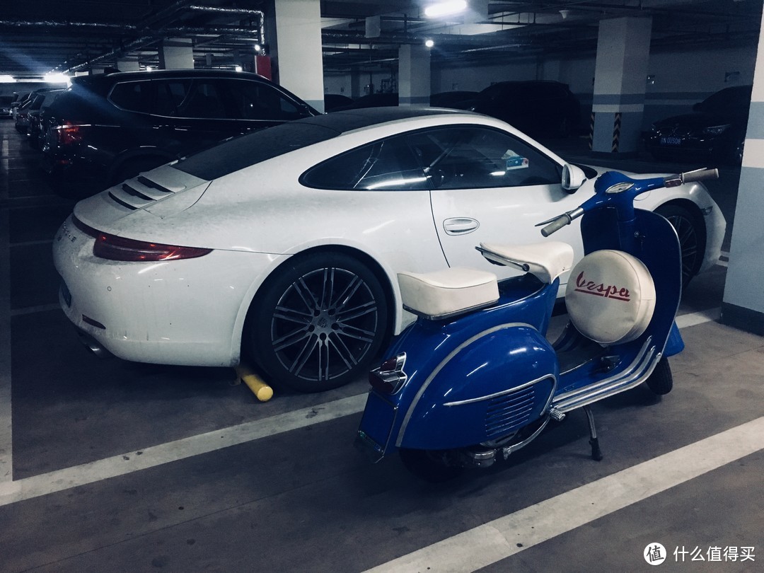 至于这种老VESPA,修起来就更贵了，零配件都需要去国外买，然后背回来，怪不车只有两万多买的，但，你得先有台911，才能玩儿这种老家伙。