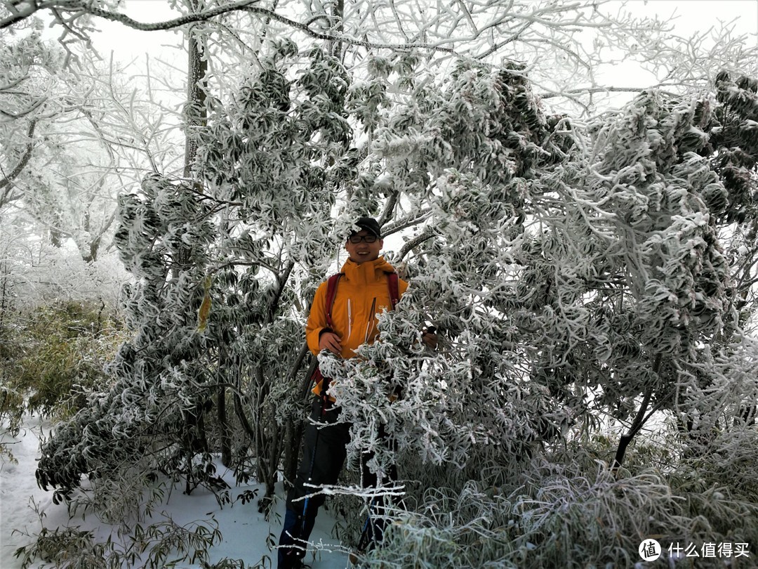 在海拔1400左右的地方，雾凇明显，在各处雾凇里拍照嘚瑟，感觉累死累活的上来还是值得。风景真的没法用照片来形容。冬季大家有机会真的应该去看看冰雪世界。实在没有的地方可以选择去北方看雪，或者到有高山的地方去看雾凇，整个雾凇场景真的相当震撼。