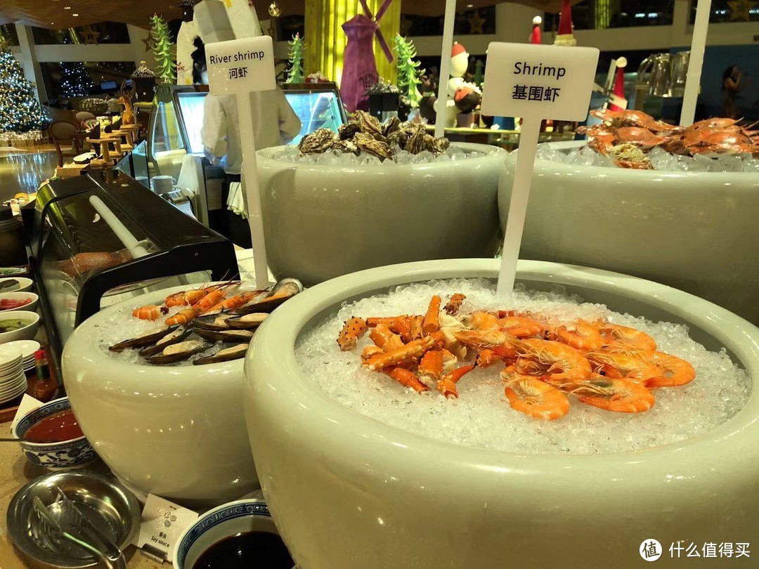 ▲ 常见的虾蟹、生蚝、扇贝、青口都有敞开供应。