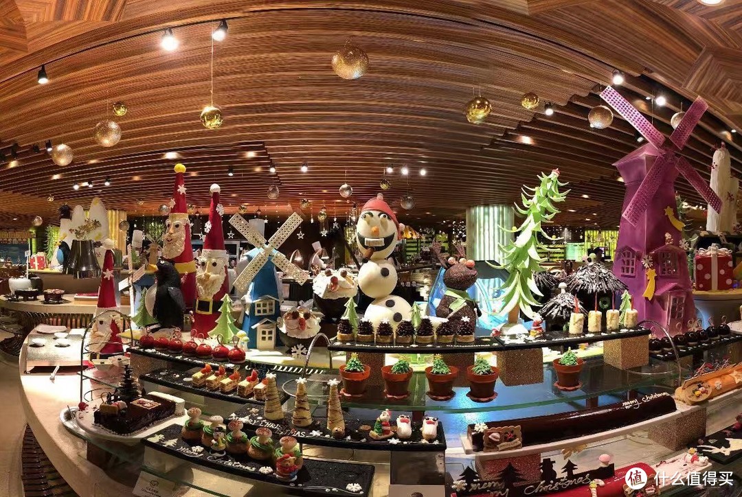 ▲ 甜品区域，品种异常丰富，而且结合圣诞的节日氛围作了很多装点。