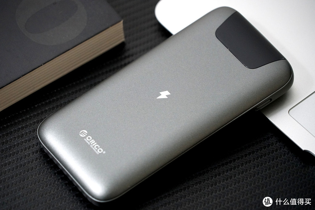 “刘海屏”设计，支持无线充电，我说的不是手机，是Orico充电宝！