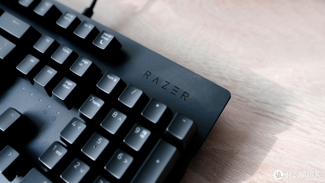 Razer 雷蛇 猎魂光蛛光轴电竞游戏机械键盘开箱体验