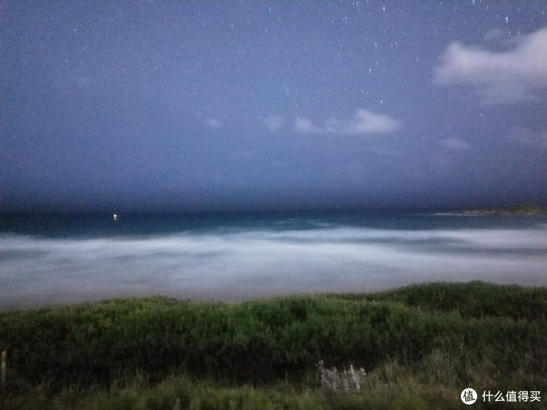 没带相机，手机拍了一张海边的夜景，海上还有星星点点的小船偶尔驶过。