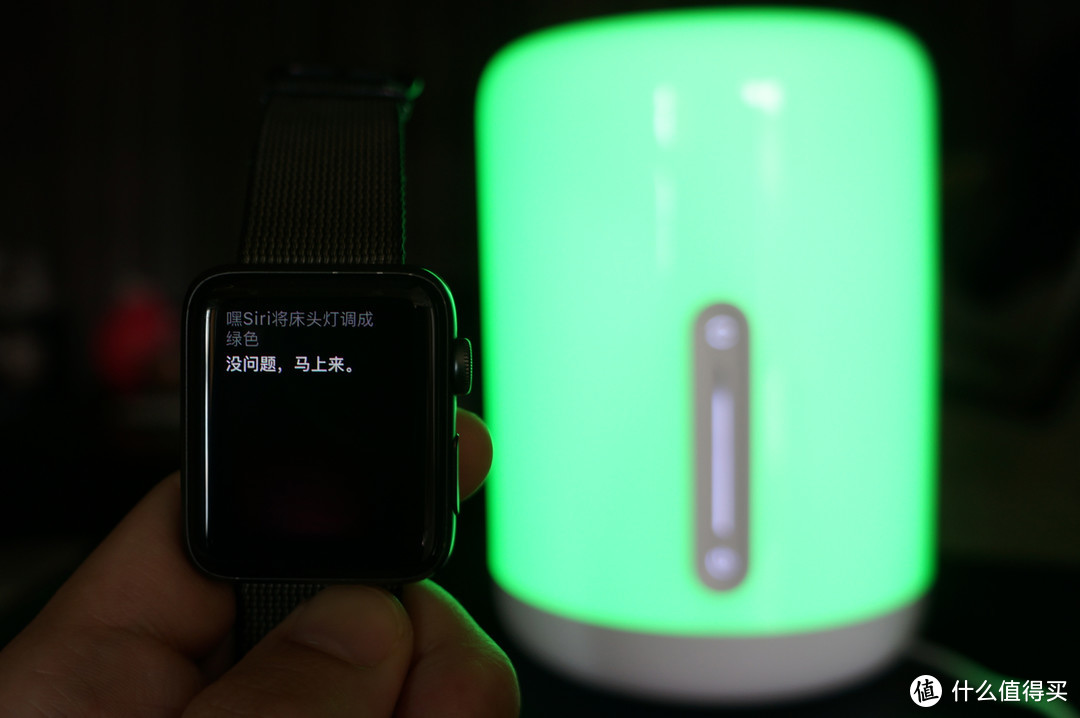 当然也可以抬起手臂对apple watch说一声Hey Siri，但是晚上是watch充电的时候。。。所以。。。