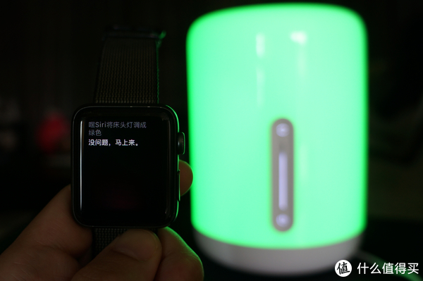 当然也可以抬起手臂对apple watch说一声Hey Siri，但是晚上是watch充电的时候。。。所以。。。