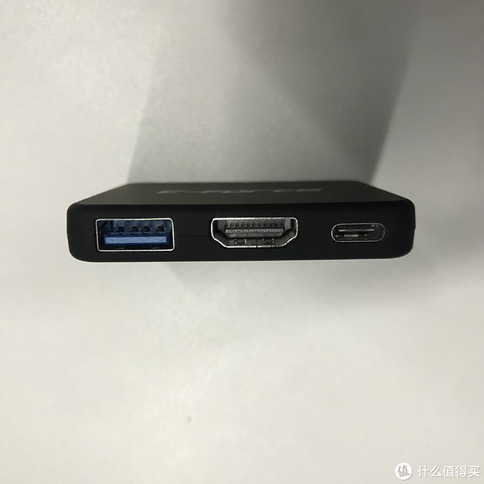 底部1个Type-C接口充电口，一个HDMI out接口，1个USB-A3.1接口