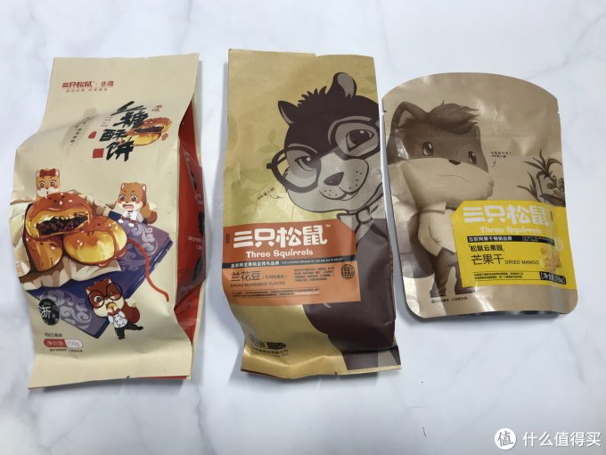 图片关键词 零食选择恐惧症的克星:三只松鼠巨型网红零食大礼包