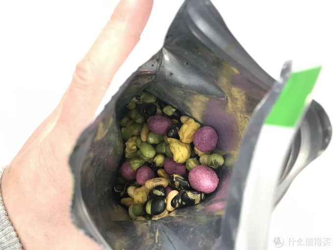 图片关键词 零食选择恐惧症的克星:三只松鼠巨型网红零食大礼包