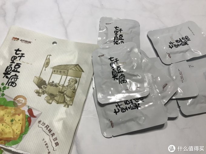 图片关键词 零食选择恐惧症的克星:三只松鼠巨型网红零食大礼包