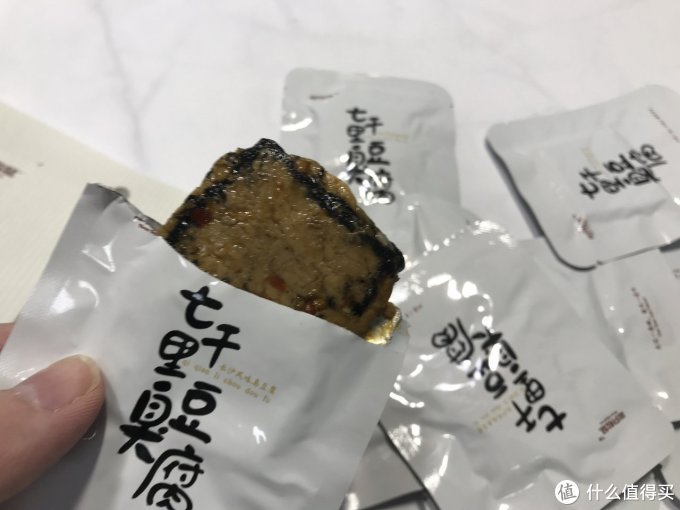 图片关键词 零食选择恐惧症的克星:三只松鼠巨型网红零食大礼包