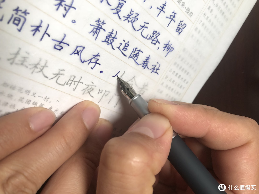 字太丑，所以就用临帖，前段时间临了一个月的庞中华字帖，最近开始临田英章的楷书，准备再无脑再临个几个月，看看会不会有所改进。