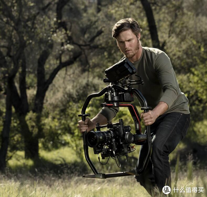 DJI RONIN 2，可以适用于轻量级的摄像机，有效负载可达13.6kg