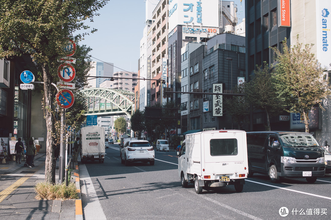 道路尽头飞架的桥就是御茶水方向