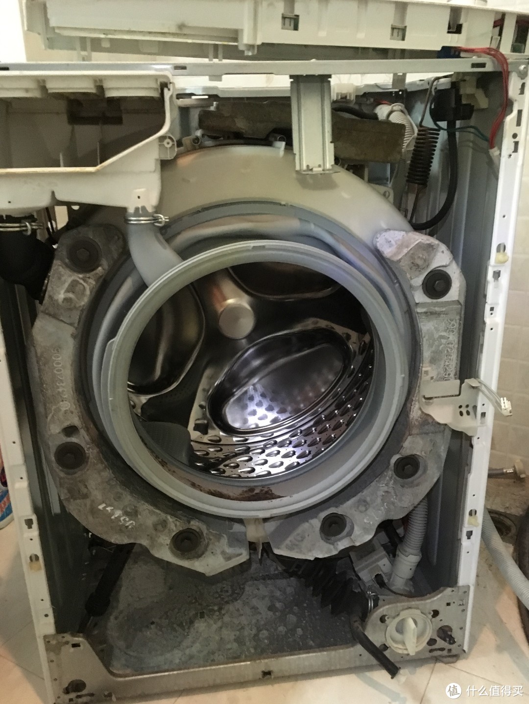 博世WLM20460TI洗衣机常见问题维修实例—更换滚筒支架和阻尼杆