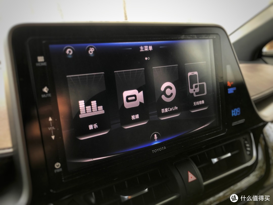 这个硕大的显示屏“矗立”在中控台上方实在让我有些不适，不但影响视线，分辨率、VI设计都显得比较糙