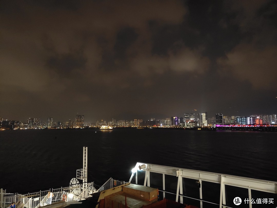 出港时间挺长的，能静静的在甲板上欣赏夜景。因为多数乘客都是本着娱乐场去的，所以甲板上几乎没人